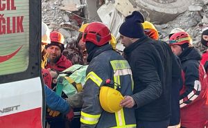FOTO: AA / Tri osobe spašene iz ruševina