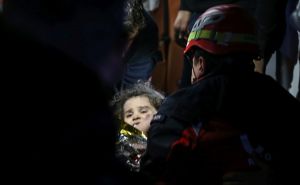 Foto: Anadolija / Dvogodišnja Fatma spašena ispod ruševine