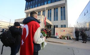 Foto: A.K./Radiosarajevo.ba / Polaganje cvijeca ispred Ambasade Turske