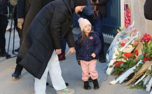 Foto: A.K./Radiosarajevo.ba / Polaganje cvijeca ispred Ambasade Turske