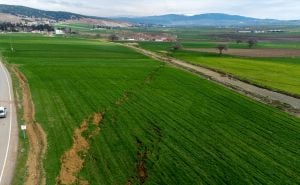 Foto: Anadolija / Pukotina nastala tokom zemljotresa