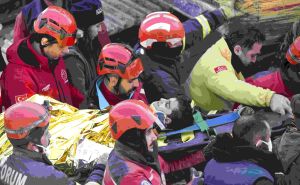 FOTO: AA / Sedmogodišnjak spašen iz ruševina