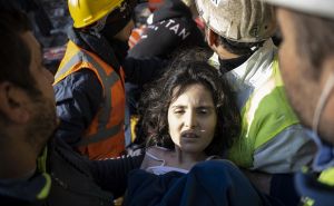 Foto: Anadolija / Spasilačke ekipe spasile su ženu i dvoje djece u Hatayu