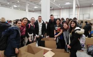 Foto: Vlada Kantona Sarajevo / Sarajevski učenici volontiraju u Pomozi.ba