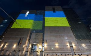 Foto: Twitter  / Zgrada Delegacije EU u BiH u bojama Ukrajine