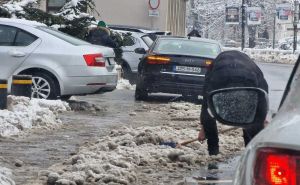 Foto:A.K./Radiosarajevo / Snijeg stvara probleme vozačima / Ilustracija