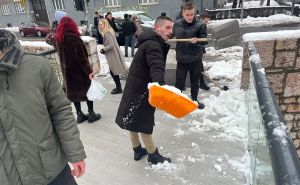 Foto: Radiosarajevo.ba / Studenti ALU uzeli lopate i očistili most Festina lente ispred svoje Akademije