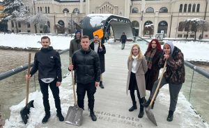 Foto: Radiosarajevo.ba / Studenti ALU uzeli lopate i očistili most Festina lente ispred svoje Akademije