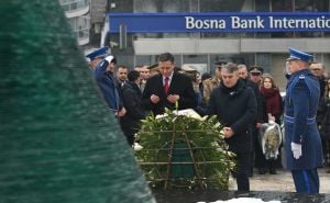 Foto: N. G. / Radiosarajevo.ba / Polaganje cijeća, Spomenik ubijenoj djeci opkoljenog Sarajeva