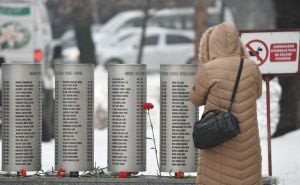Foto: N. G. / Radiosarajevo.ba / Polaganje cijeća, Spomenik ubijenoj djeci opkoljenog Sarajeva