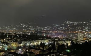 Foto: Radiosarajevo / Pogled na Sarajevo pod martovskom kišom