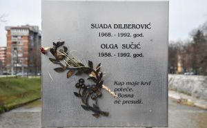 Foto: N.G./Radiosarajevo.ba / Polaganje cvijeća na mostu Suade i Olge