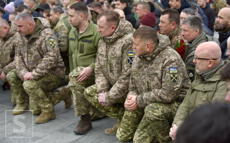 Komanda ukrajinske vojske kleknula u čast ubijenog vojnika