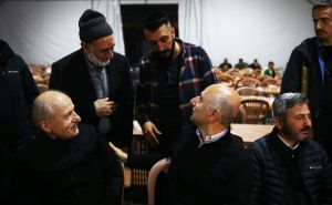 Foto: Anadolija / Turski ministar Karaismailoglu prvi iftar dočekao u šatoru sa žrtvama zemljotresa