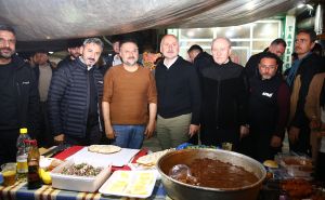 Foto: Anadolija / Turski ministar Karaismailoglu prvi iftar dočekao u šatoru sa žrtvama zemljotresa
