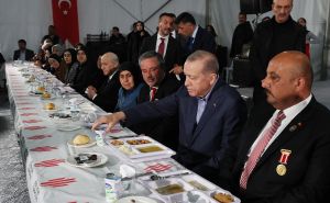 FOTO: AA / Erdogan sa žrtvama zemljotresa