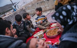 Foto: Anadolija / Sirija: Mnogi muslimani u Idlibu iftar dočekali u izbjegličkim kampovima