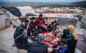 Foto: Anadolija / Sirija: Mnogi muslimani u Idlibu iftar dočekali u izbjegličkim kampovima