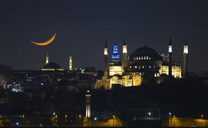 Foto: Anadolija / Polumjesec iznad turske metropole Istanbula