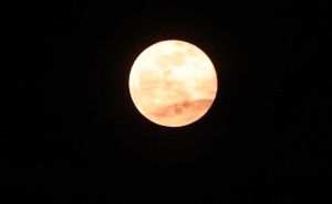 Foto: Dž. K. / Radiosarajevo.ba / Ružičasti mjesec iznad Sarajeva