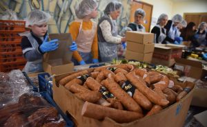 Foto: AA / Volonteri spremaju  uskršnje obroke za ukrajinske vojnike