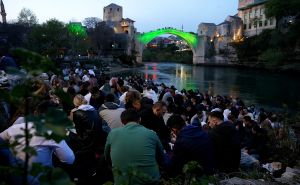 FOTO: AA / Iftar ispod Starog mosta