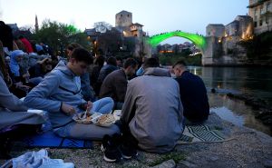 FOTO: AA / Iftar ispod Starog mosta