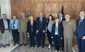 Foto: Ministarstvo odbrane BiH / Zukan Helez sa osobljem ambasade Bosne i Hercegovine u SAD-u