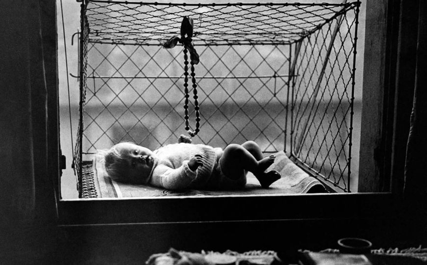 Bebe u kavezima