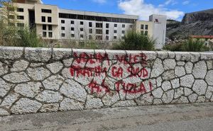 Foto: Facebook / Mostar prekriven grafitima navijača Veleža