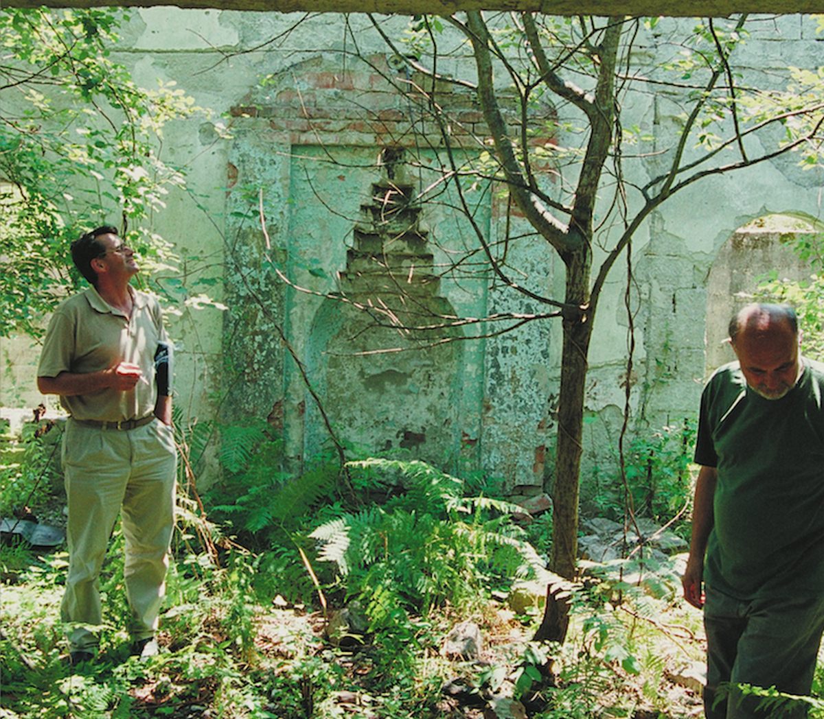Zvornik - Unutrašnjost uništene džamije u Drinjači, 2002. Mustafa-ef. Muharemović i prof. dr. Muhamed Hamidović.
