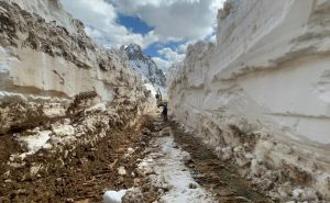 Foto: Anadolija / U Hakkariju se timovi i u aprilu bore sa metrima snijega