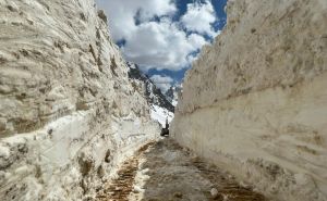 Foto: Anadolija / U Hakkariju se timovi i u aprilu bore sa metrima snijega