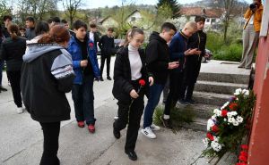 Foto: N.G / Radiosarajevo.ba / Odavanje počasti ubijenoj djeci u Jukićevoj ulici