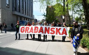 Foto: N. G. / Radiosarajevo.ba / Protesti ispred zgrade Parlamenta Federacije BiH