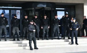 Foto: A. K. / Radiosarajevo.ba / Protesti ispred zgrade Parlamenta FBiH