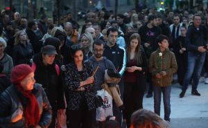 Foto: Dž. K. / Radiosarajevo.ba / Građani odaju počast na Cvjetnom trgu