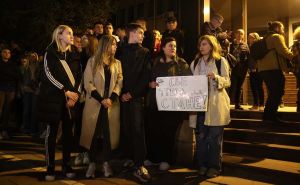 Foto: Dž. K. / Radiosarajevo.ba / Počast ubijenima ispred Ministarstva prosvjete u Beogradu