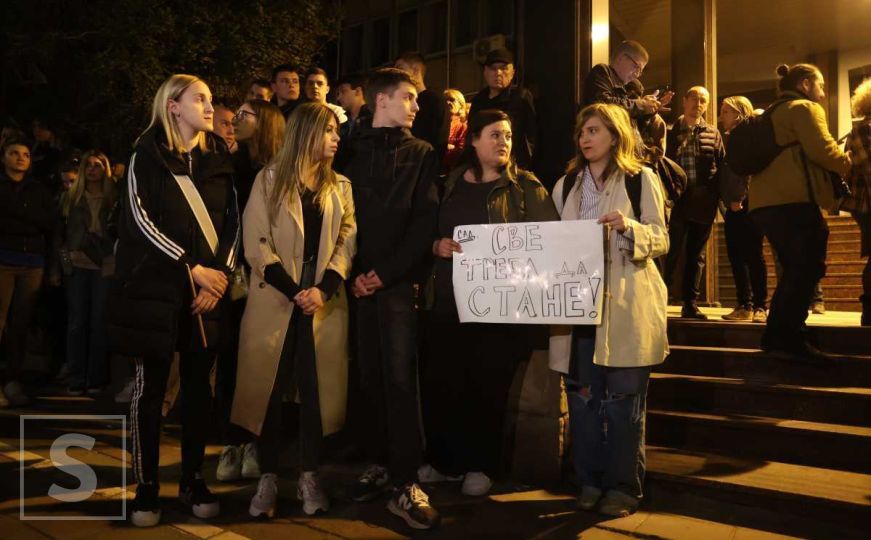 Počast ubijenima ispred Ministarstva prosvjete u Beogradu
