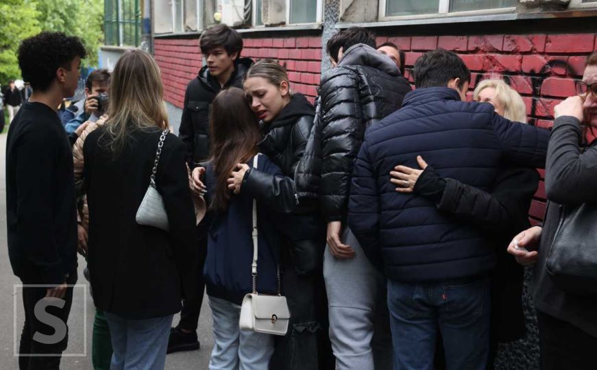 Radiosarajevo.ba ispred škole u Beogradu dan nakon masakra