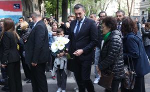 Foto: Dž. K. / Radiosarajevo.ba / Elmedin Konaković položio cvijeće ispred škole u Beogradu