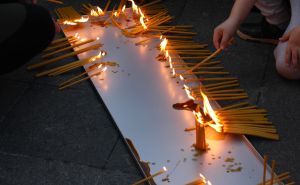 FOTO: AA / U Banjoj Luci zapaljene svijeće za žrtve masakra u Beogradu