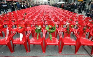 Foto: EPA / Crvene stolice u znak sjećanja na ubijene Sarajlije, 2012.