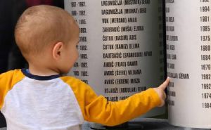 Foto: Facebook / Spomenik ubijenoj djeci Sarajeva i dijete