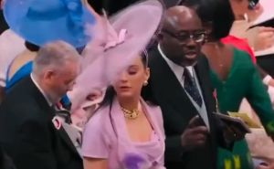 Foto: Twitter / Katy Perry na ceremoniji krunisanja kralja Charlesa III