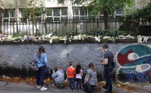 Foto: Dž. K. / Radiosarajevo.ba / Svijeće i svijeće ispred škole u Beogradu