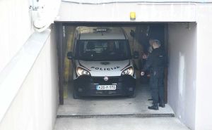 Foto: A. K. / Radiosarajevo.ba / Policijsko vozilo napušta garažu u Općini Stari Grad
