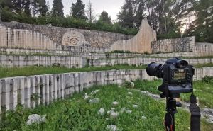 Foto: Twitter / Partizansko groblje u Mostaru, Chris Leslie