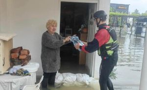 Foto: Facebook / Faris Ajkić neumorno danima pomaže sugrađanima
