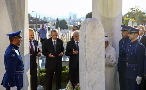 Foto: Twitter  / Erdogan na mezarju zajedno za Bakirom Izetbegovićem i Šefikom Džaferovićem